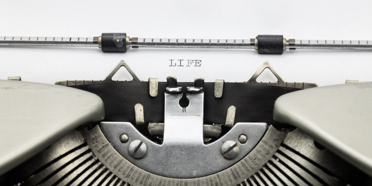 Schreibmaschine die das Wort "LIFE" getippt hat