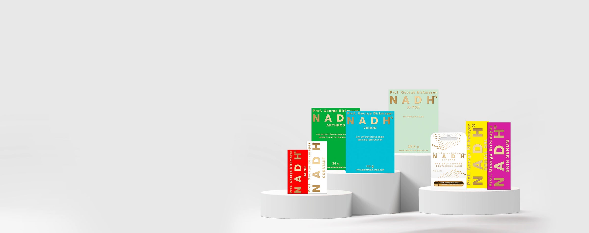 Verschiedene NADH Produkte auf weißen Podesten
