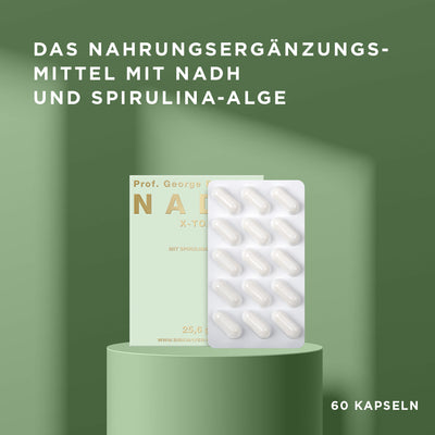 Verpackung und Blister NADH X-TOX auf grünem Podest mit Text "Das Nahrungsergänzungsmittel mit NASH und Spriulina-Alge"