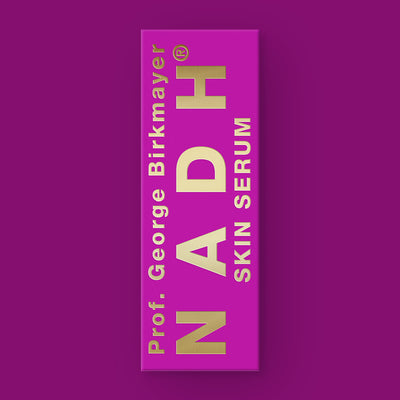 NADH Skin Serum Verpackung auf violettem Hintergrund