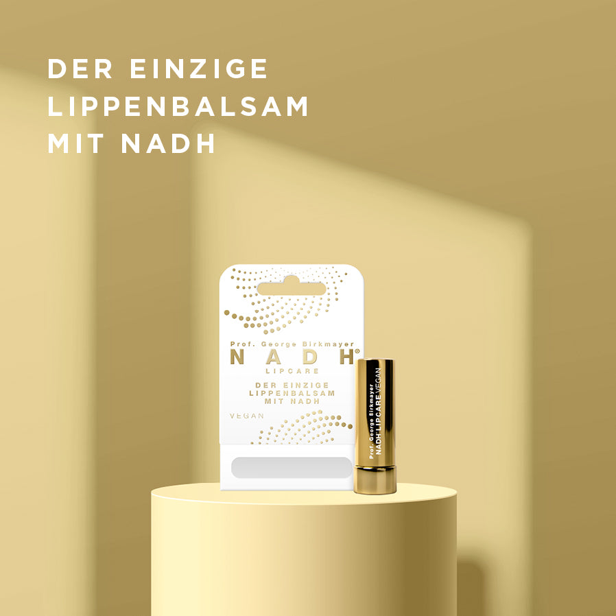 NADH Lippenbalsam Verapckung und Lipstick auf goldenem Podest und Text "Der Einzige Lippenbalsam mit NADH"