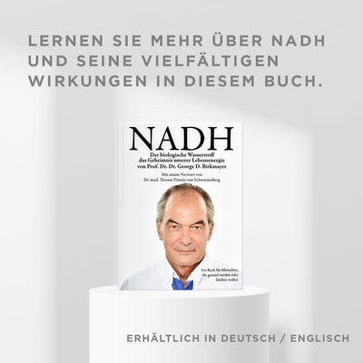NADH Buch auf Podest mit Text "Lernen Sie mehr über NADH und seine vielfältigen Wirkungen in diesem Buch"